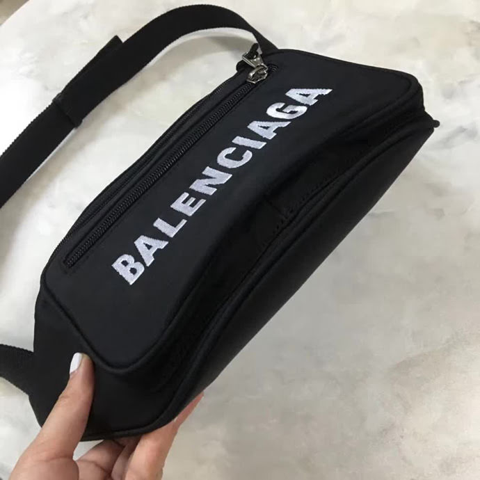 BALENCIAG巴黎世家 新品 簡約兩用包 可做胸包或者腰包 防水面料 簡單輕便  BL1655